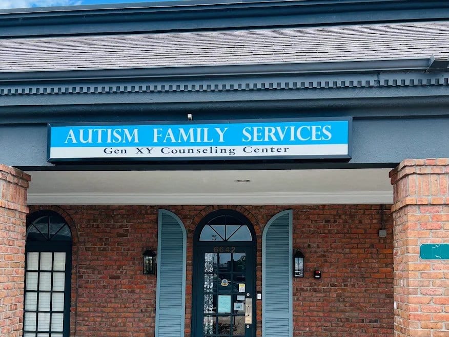 La entrada principal de Autism Family Services of Beaumont en 6642 Phelan Blvd, con el letrero de la clínica sobre la puerta